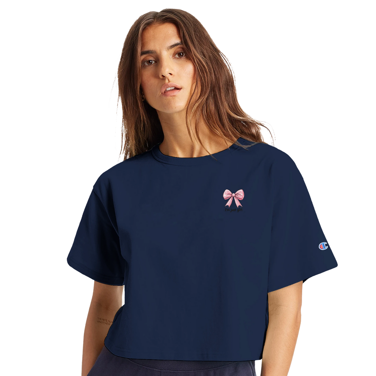 T-shirt blanc pour femme présenté de face et de dos, avec petit nœud rose sur la poitrine et grand nœud rose au dos, style casual et féminin.
