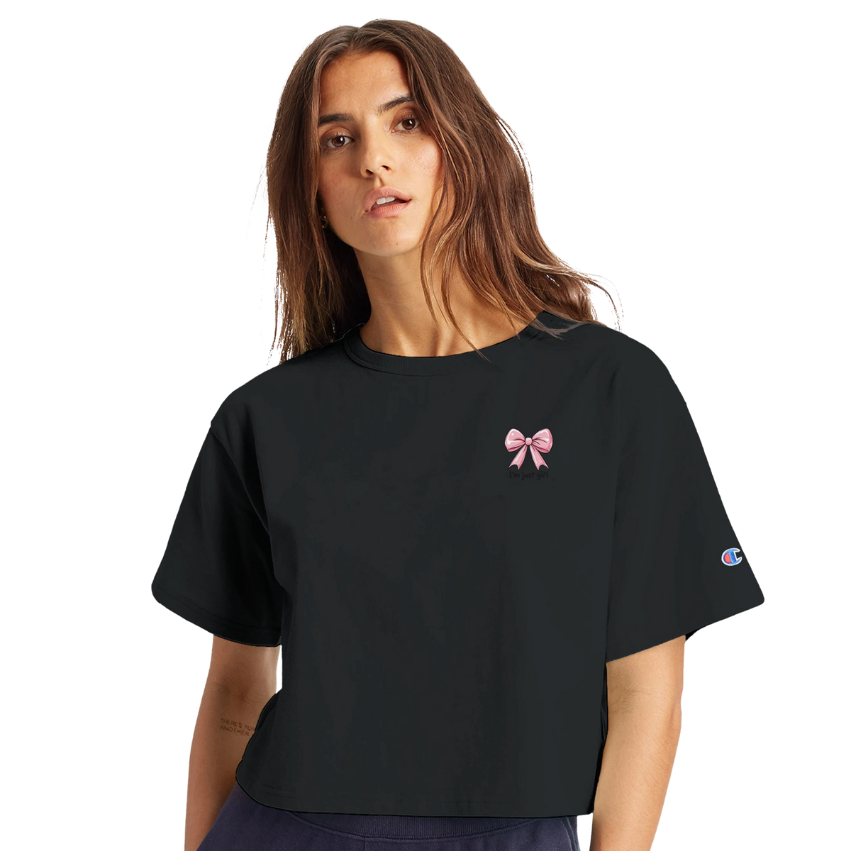 T-shirt blanc pour femme présenté de face et de dos, avec petit nœud rose sur la poitrine et grand nœud rose au dos, style casual et féminin.