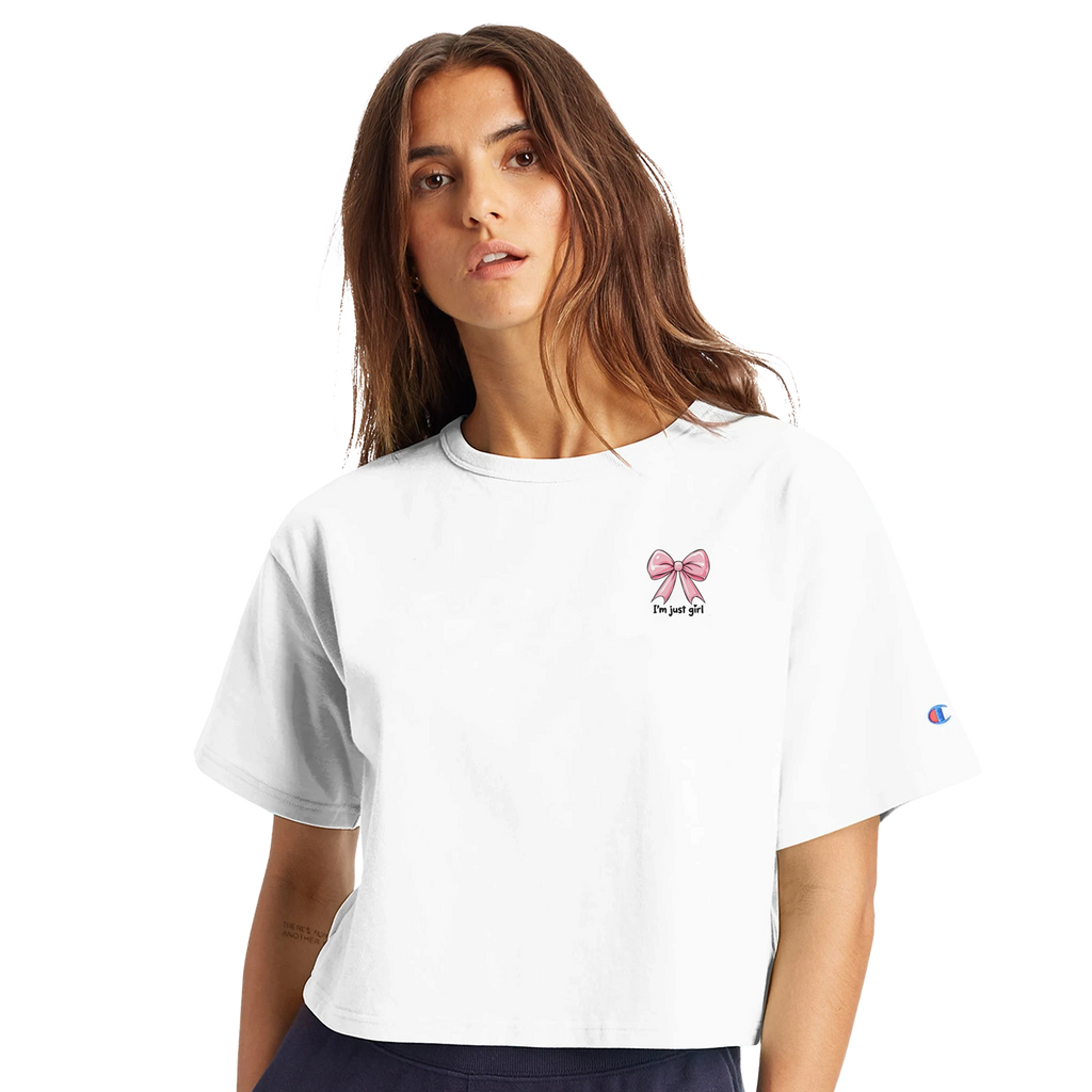 T-shirt blanc pour femme présenté de face et de dos, avec petit nœud rose sur la poitrine et grand nœud rose au dos, style casual et féminin.