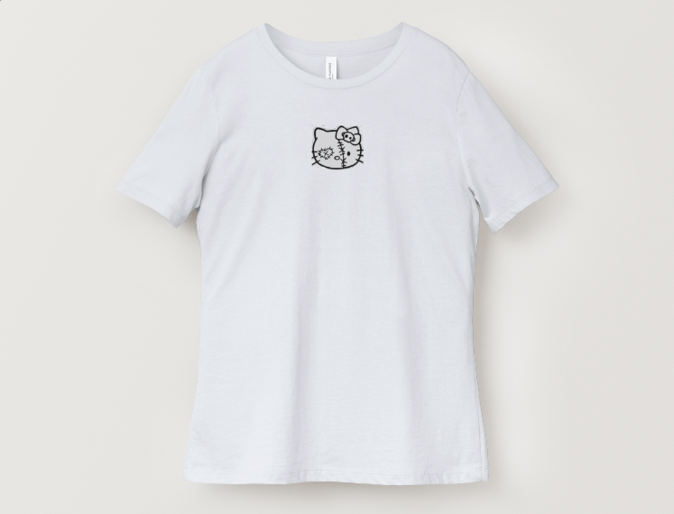 T-shirt blanc pour femme avec motif chat kawaii noir, petit imprimé à l’avant et grand design graphique au dos, style streetwear mignon et tendance.