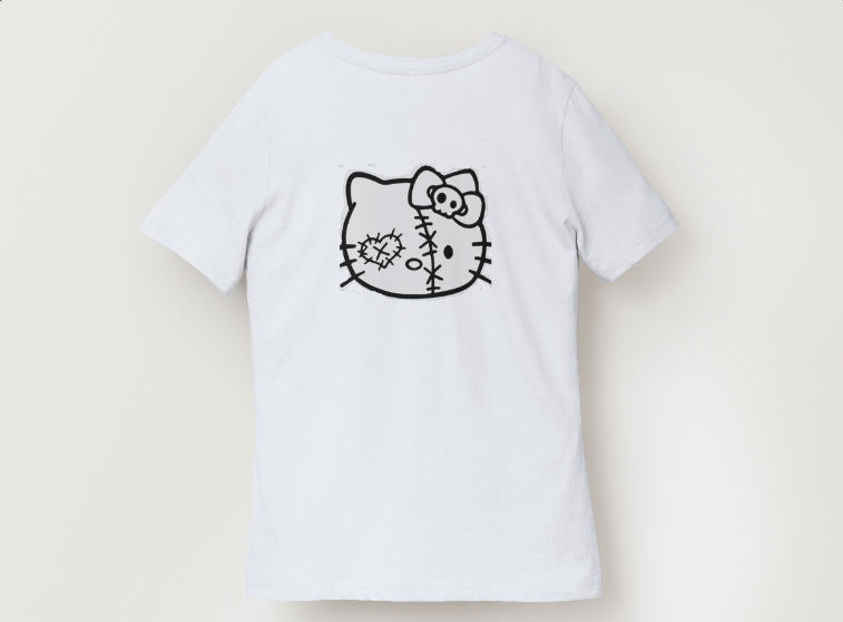 T-shirt blanc pour femme avec motif chat kawaii noir, petit imprimé à l’avant et grand design graphique au dos, style streetwear mignon et tendance.