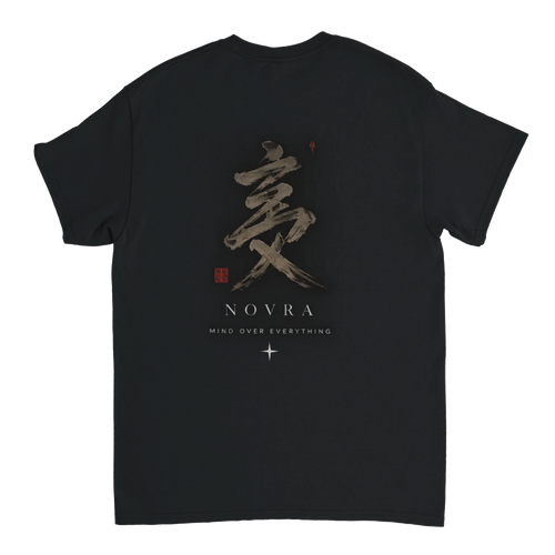 T-shirt noir NOVRA vu de dos avec grand motif graphique et inscription Mind Over Everything, style streetwear.