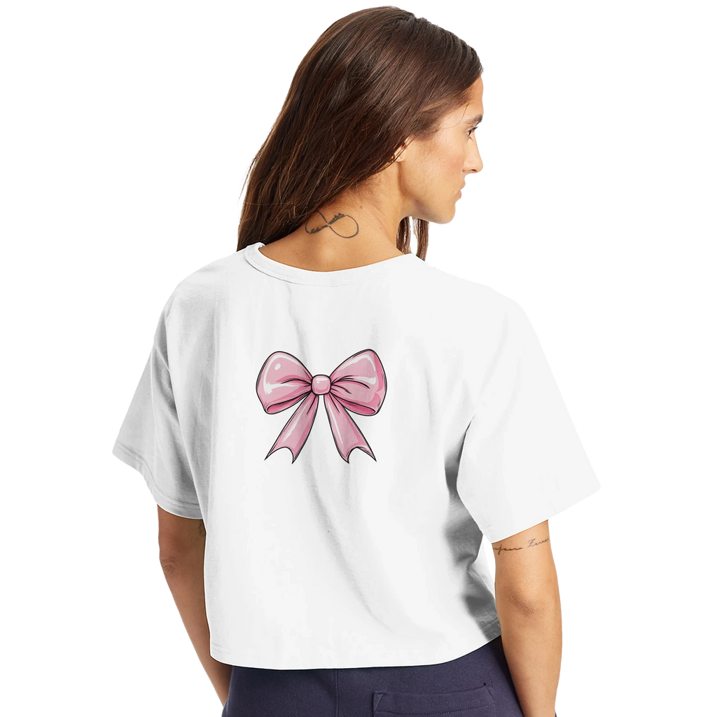 T-shirt blanc pour femme présenté de face et de dos, avec petit nœud rose sur la poitrine et grand nœud rose au dos, style casual et féminin.