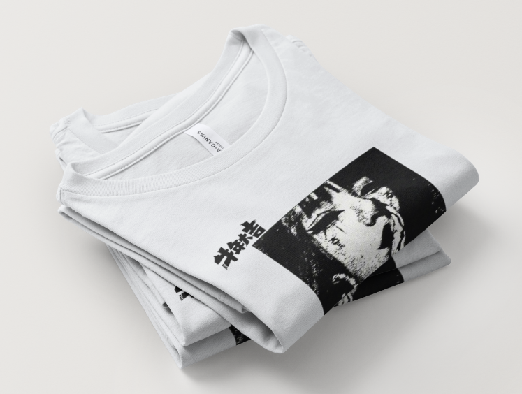 T-shirt blanc NOVRA avec illustration graphique noir et blanc au style manga, détails typographiques japonais et design streetwear moderne au look artistique et tendance.