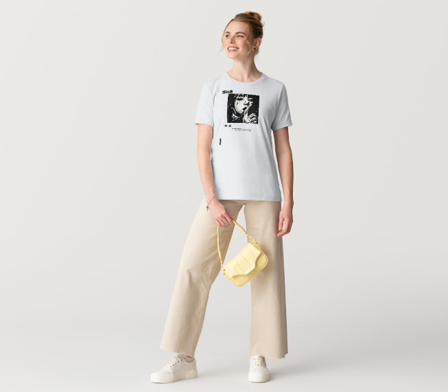 T-shirt blanc NOVRA avec illustration graphique noir et blanc au style manga, détails typographiques japonais et design streetwear moderne au look artistique et tendance.