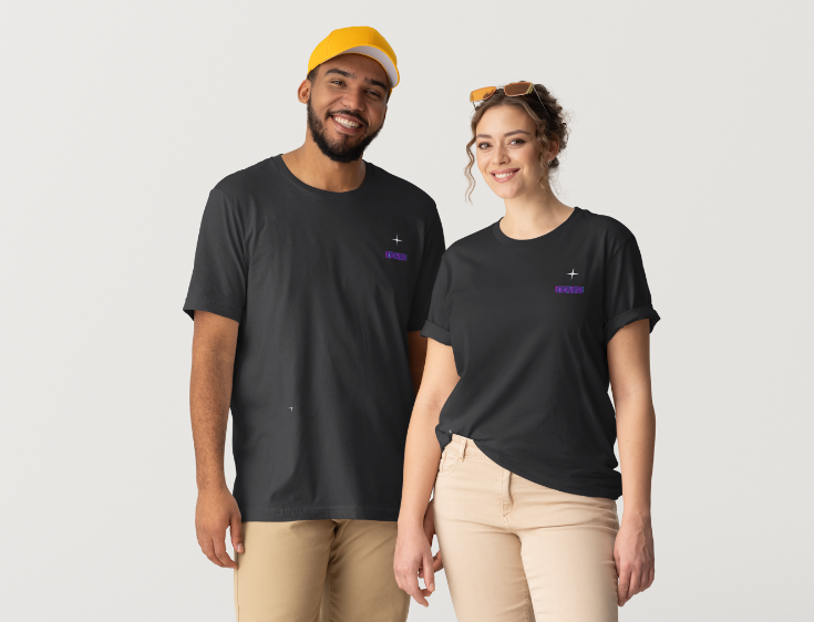 T-shirt noir NOVRA Happy Girl, vu de dos, avec grand design graphique rose et violet au style rétro-futuriste, parfait pour un look streetwear original et tendance.