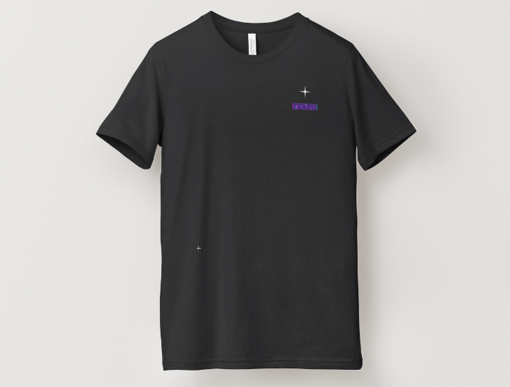 T-shirt noir NOVRA Happy Girl, vu de dos, avec grand design graphique rose et violet au style rétro-futuriste, parfait pour un look streetwear original et tendance.