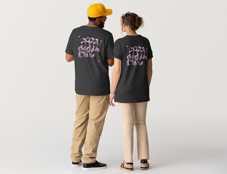 T-shirt noir NOVRA Happy Girl, vu de dos, avec grand design graphique rose et violet au style rétro-futuriste, parfait pour un look streetwear original et tendance.