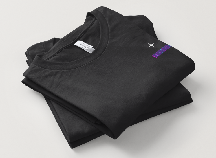T-shirt noir NOVRA Happy Girl, vu de dos, avec grand design graphique rose et violet au style rétro-futuriste, parfait pour un look streetwear original et tendance.