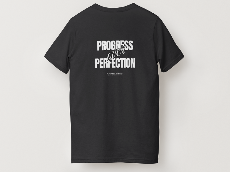T-shirt noir NOVRA présenté de face et de dos, avec logo VISION à l’avant et inscription Progress Over Perfection au dos, style streetwear.