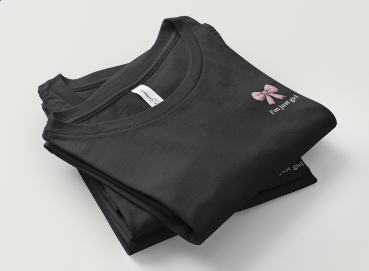T-shirt blanc pour femme présenté de face et de dos, avec petit nœud rose sur la poitrine et grand nœud rose au dos, style casual et féminin.