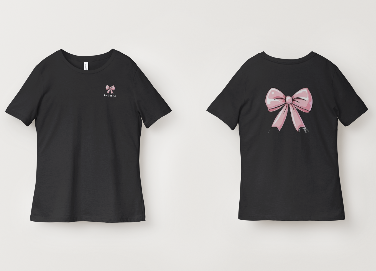 T-shirt blanc pour femme présenté de face et de dos, avec petit nœud rose sur la poitrine et grand nœud rose au dos, style casual et féminin.