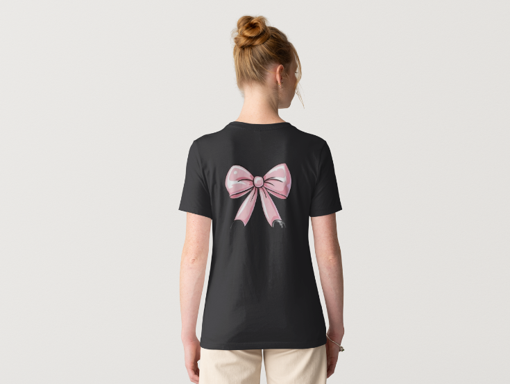 T-shirt blanc pour femme présenté de face et de dos, avec petit nœud rose sur la poitrine et grand nœud rose au dos, style casual et féminin.