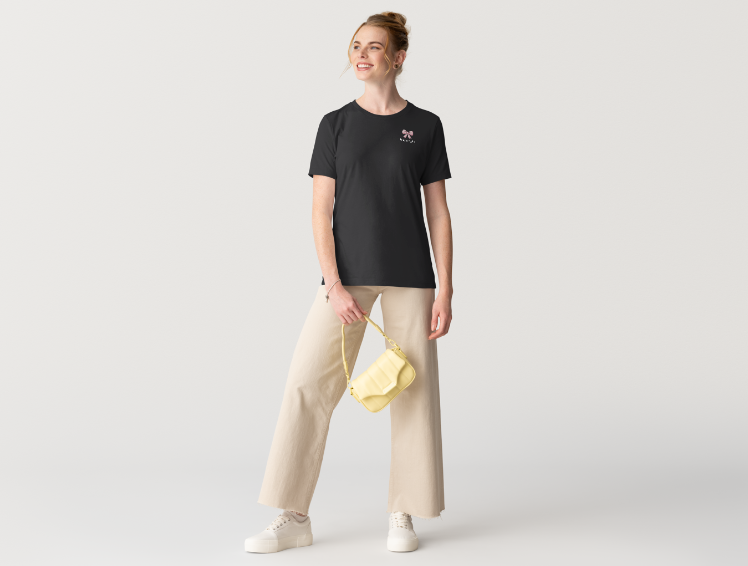 T-shirt blanc pour femme présenté de face et de dos, avec petit nœud rose sur la poitrine et grand nœud rose au dos, style casual et féminin.