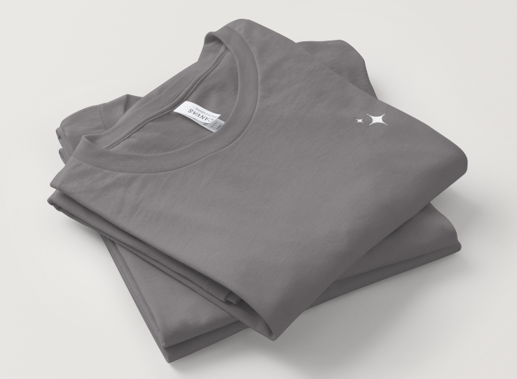 T-shirt gris NOVRA présenté de face et de dos, avec détail minimaliste à l’avant et grand motif ange Rock Band au dos, style streetwear vintage, audacieux et tendance.